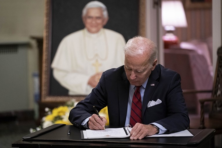 Biden se upisao u knjigu žalosti za bivšeg papu Benedikta