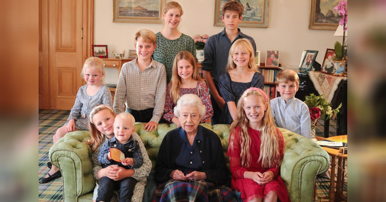 Kraljevska obitelj podijelila dosad neviđenu fotografiju kraljice Elizabete s unucima
