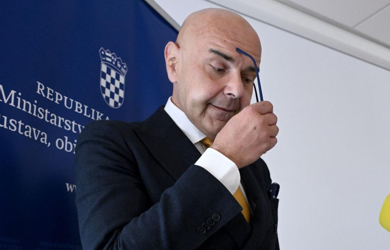 Dao je tri ilegalna otkaza. Kako i dalje može biti ministar?