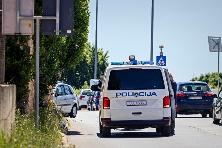 Žena (26) u Puli razbijala stvari u kafiću i udarila policajca u glavu