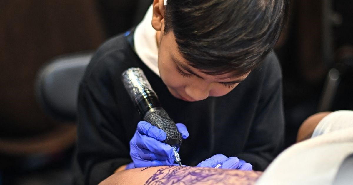 Dječak iz Bangkoka ima 9 godina i bavi se tetoviranjem: "Želim otvoriti svoj salon"