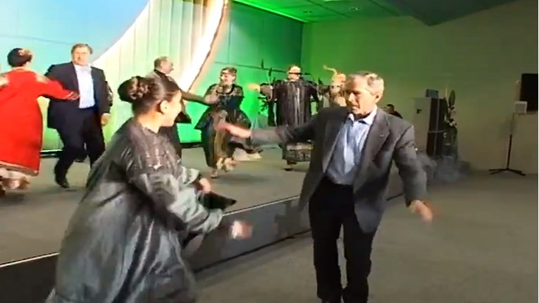 Širi se stara snimka Putina i Busha kako plešu na rusku narodnu glazbu