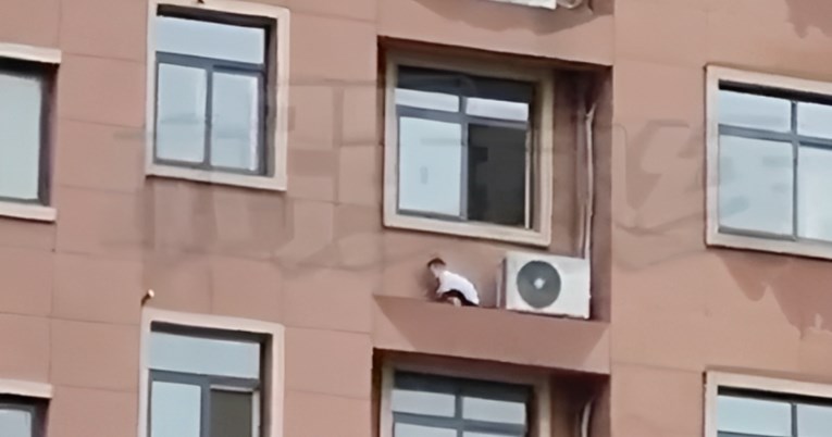 Snimka koja izaziva trnce: Dijete se igra skrivača na rubu 5. kata nebodera u Kini
