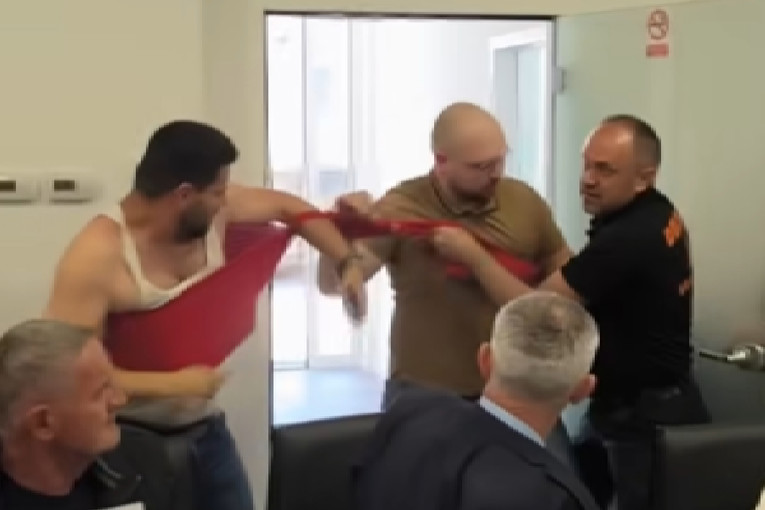 Incident u Grudama. Zastupnik se sukobio sa zaštitarima pa ostao bez majice