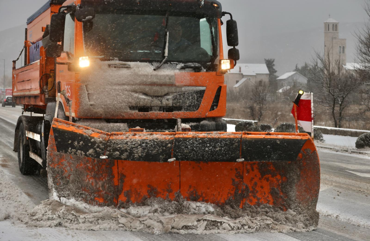 Snijeg pada u cijeloj Dalmatinskoj zagori: "Ledena kiša je još veći problem"