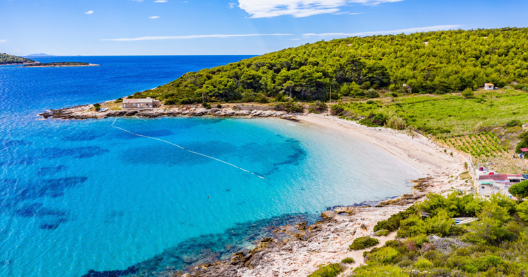 Divna pješčana plaža idealna je za one koji traže mir. Do nje ne možete doći autom