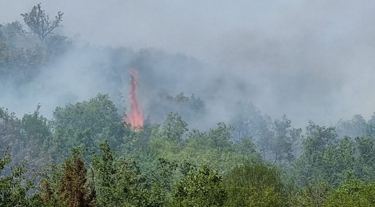 VIDEO Požar kod Trilja, vatra nije pod kontrolom