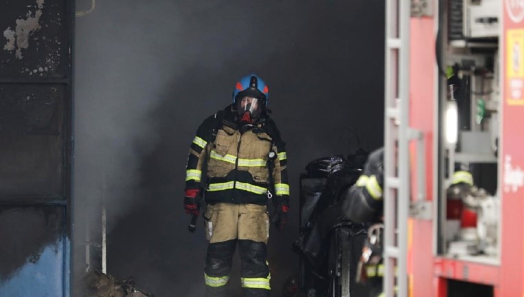 U Vinkovcima izbio požar u tvrtki za proizvodnju namještaja, izazvao ga je vlasnik