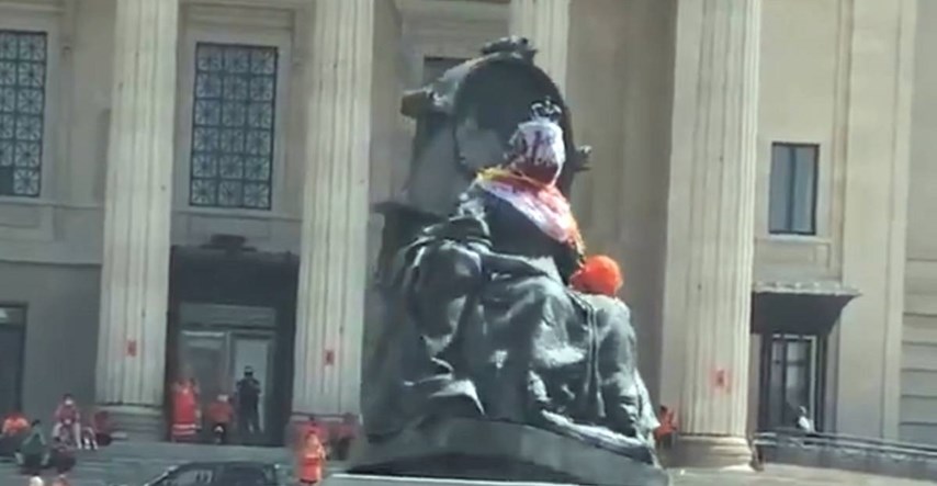 U Kanadi srušili kipove britanskih kraljica, pogledajte snimku