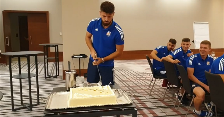 Bruno Petković mačem izrezao rođendansku tortu u Budimpešti