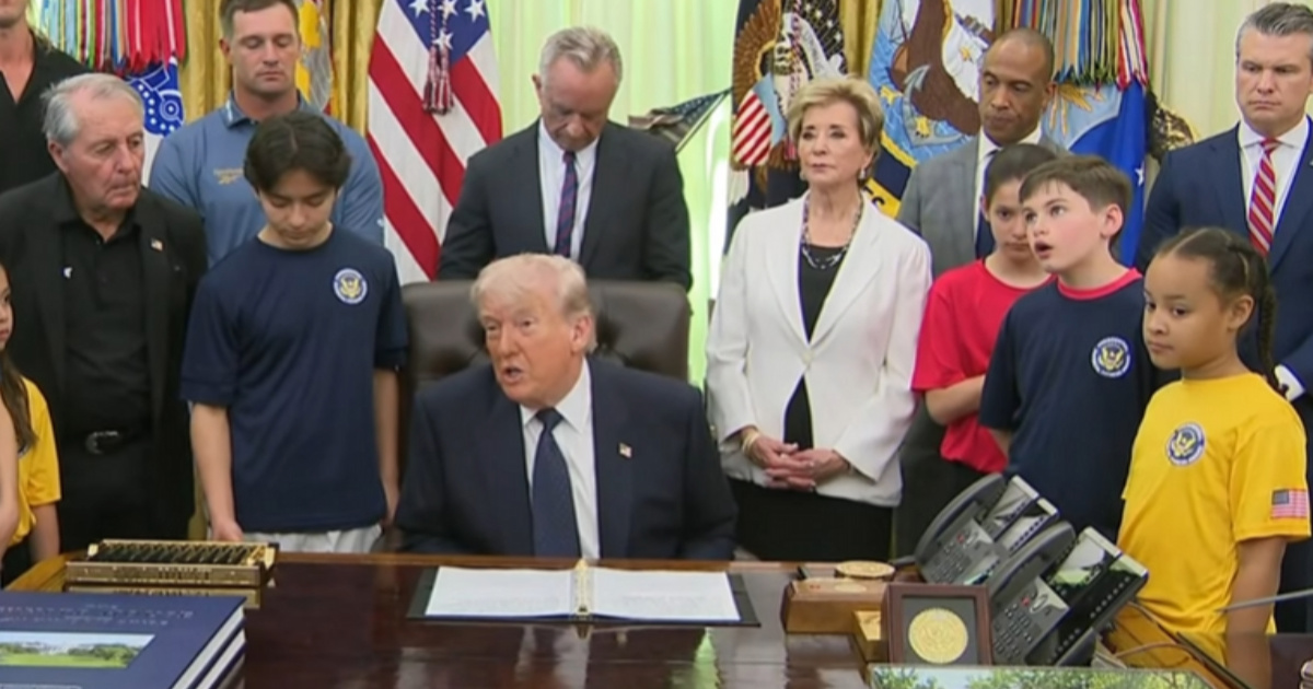 Trump okružen djecom: "Luđaci u Iranu neće imati nuklearno oružje"