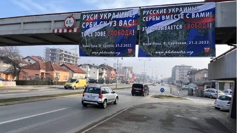 U Banjoj Luci osvanuli transparenti: "Rusi Ukrajine, Srbi su uz vas"