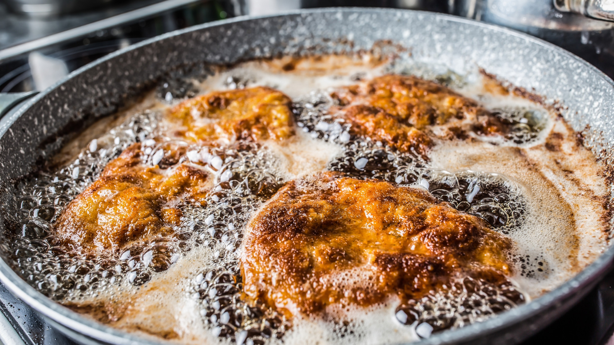 Smijete li kuhati s istim uljem više puta? Granica postoji, pazite