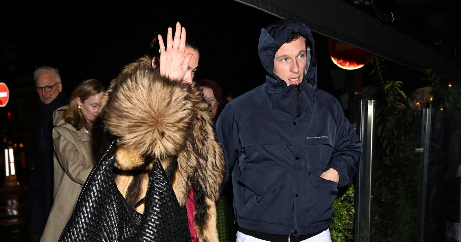 Kruži video paparazza koji proganjaju Duu Lipu i Calluma Turnera, ljudi zgroženi