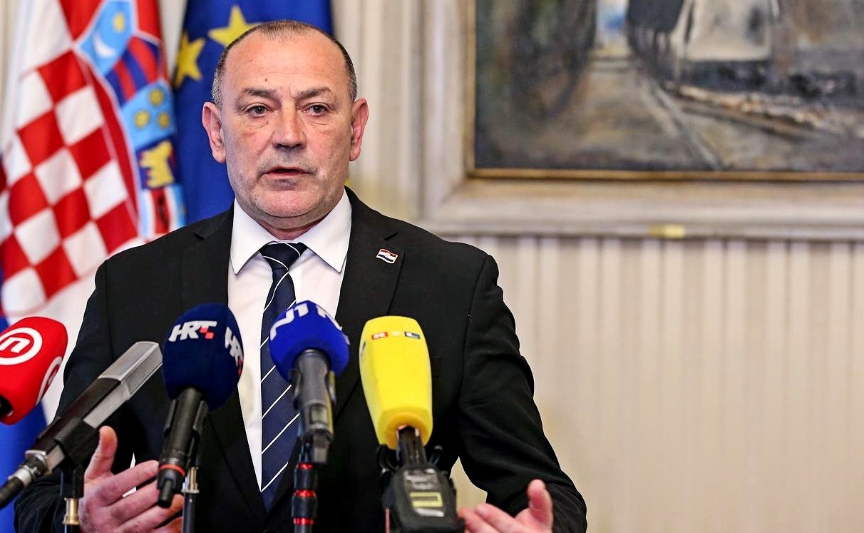 Medved: Zločesto lažu o meni. Isto Medved: Slao sam MUP-u upit zašto čekam na granici