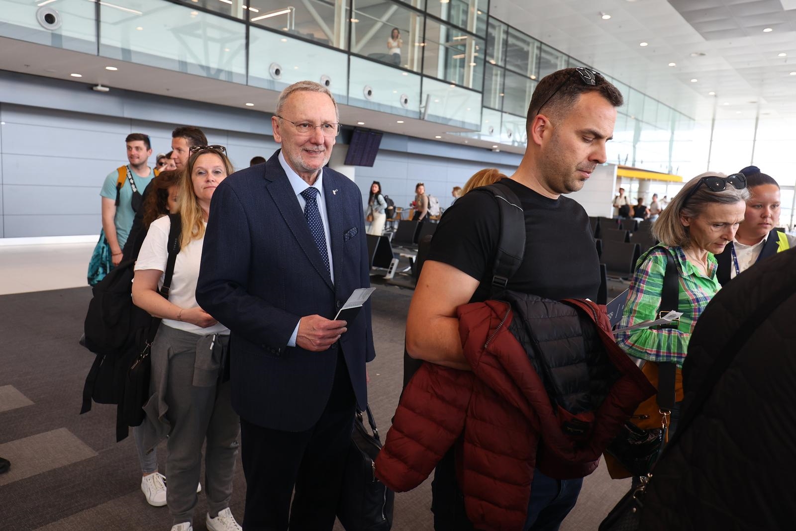 Božinović sjeo u avion, trebao svečano letjeti. Avion krenuo po pisti pa se vratio