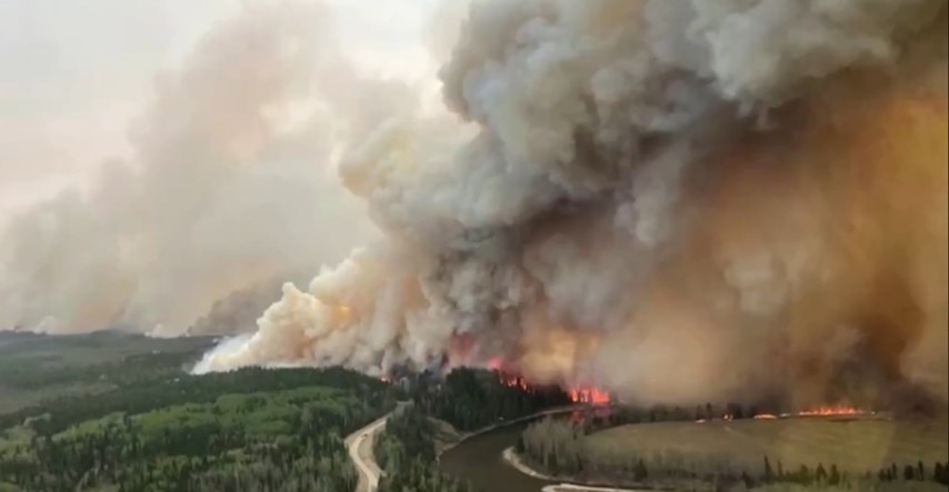Širi se ogromni šumski požar u Kanadi, stanovnici Alberte se pripremaju za bijeg