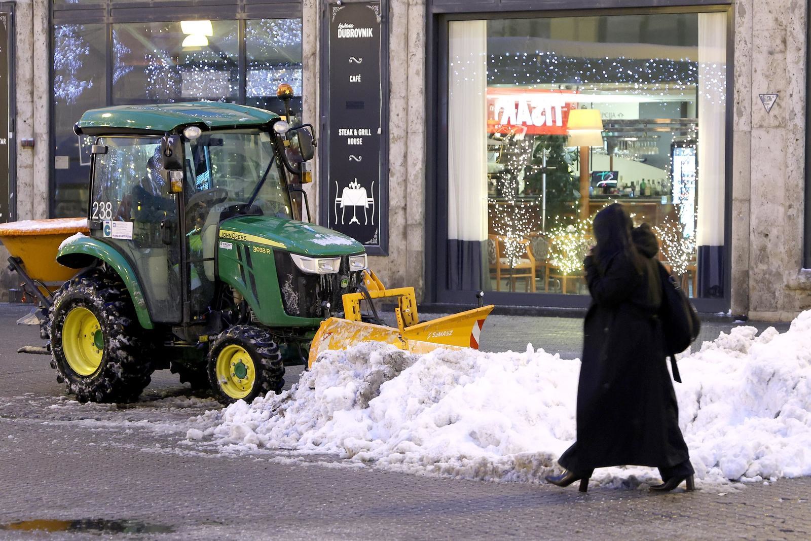 Tomaševićev zamjenik: Ralice su prošle cijelim gradom. S Trga je odneseno 110 kubika