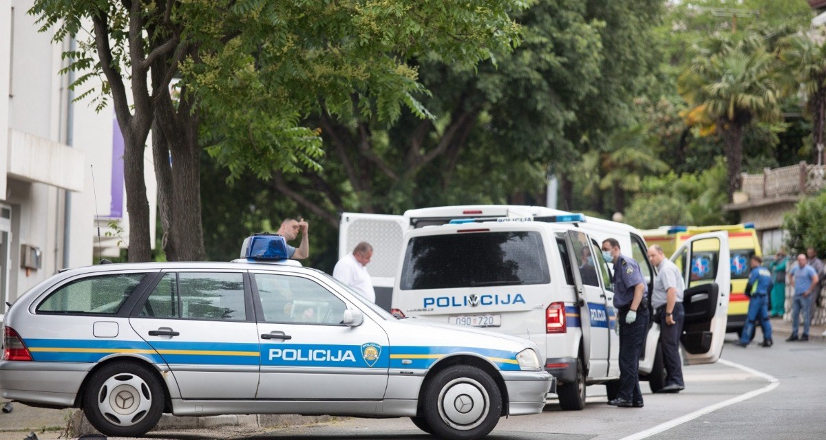 Teška nesreća u Rijeci, motociklom se zabio u ogradu i poginuo