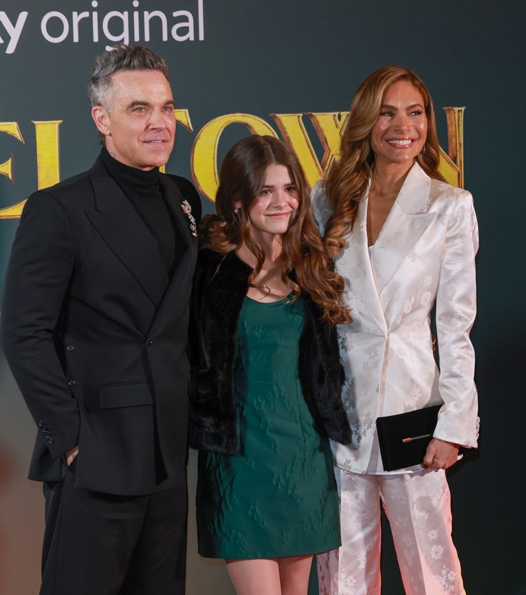 Robbie Williams i žena godinama su skrivali kćer od medija. Sada je pozirala s njima