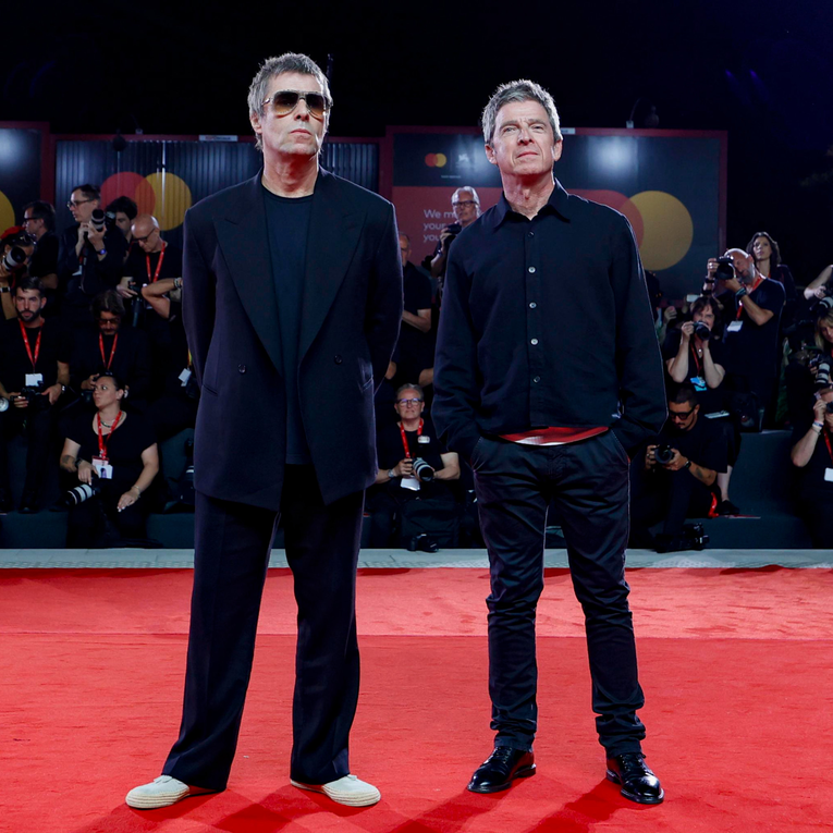 Noel brisao suze, Liam gledao na sat: Braća Gallagher privukla pažnju u Veneciji