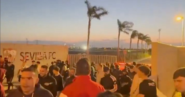 VIDEO Policija čuvala igrače Seville od navijača. Morali su prespavati na stadionu