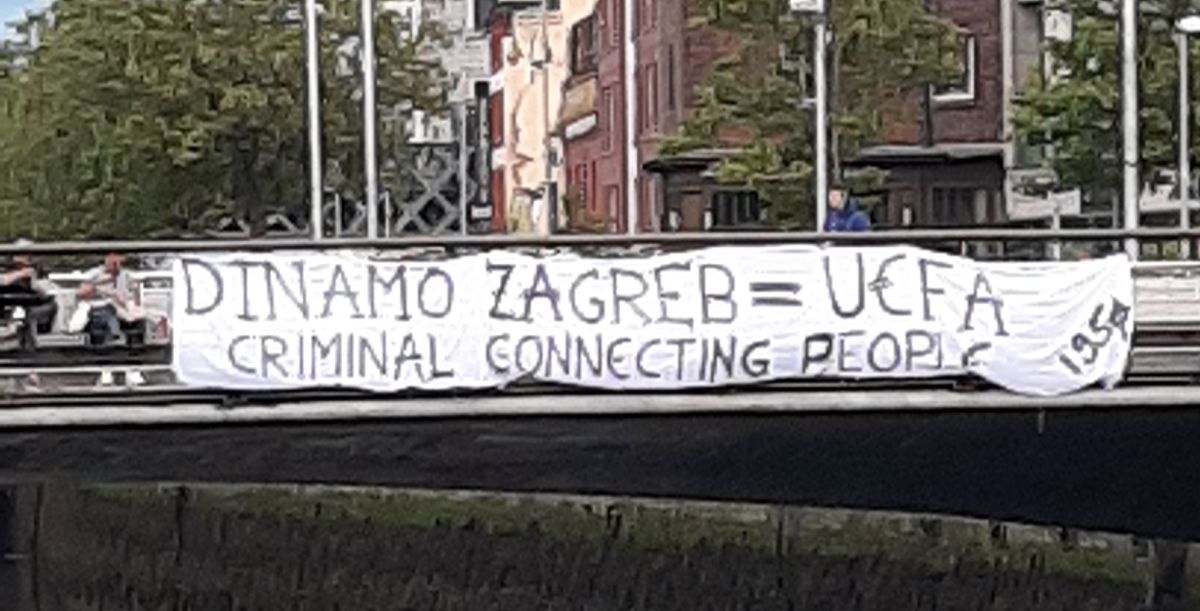 Torcida objesila transparent u Dublinu: Dinamo i Uefu povezuje kriminal