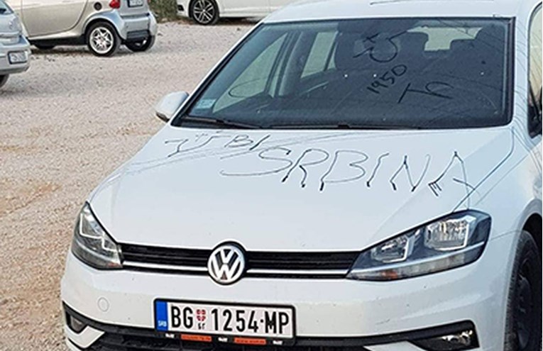 U Splitu išaran auto beogradskih tablica, piše "Ubi Srbina"