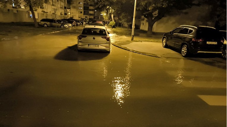 Pukla cijev u zagrebačkim Gajnicama. Ulica poplavljena, stanari ostali bez vode