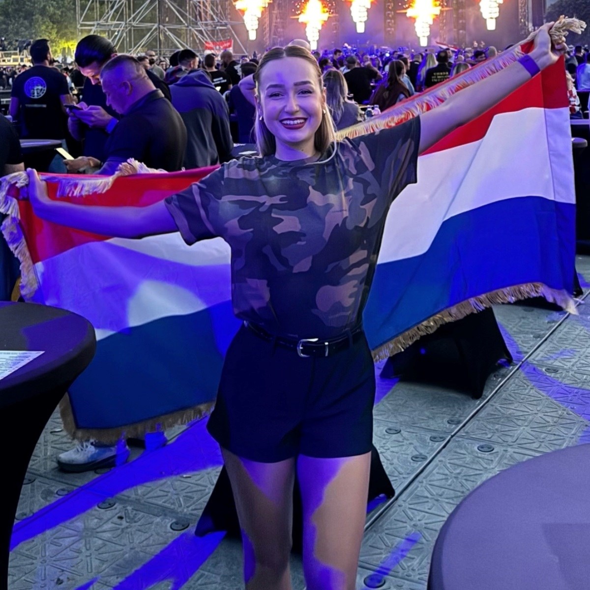 Lejdi Perković nije propustila ni sinjski koncert, pozirala s prijateljima i zastavom