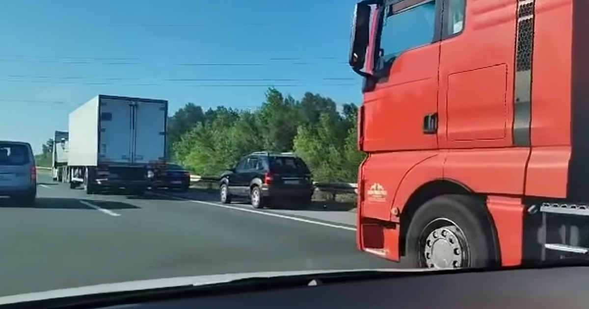 Vozili po zaustavnoj traci na A2 pa ih vozači kamiona ogradili. Video je hit