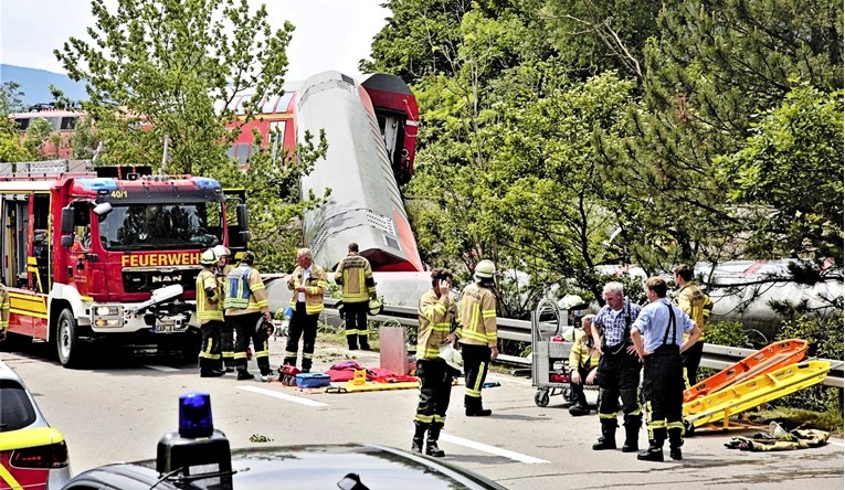 VIDEO Teška željeznička nesreća u Njemačkoj: Četvero mrtvih, preko 60 ozlijeđenih