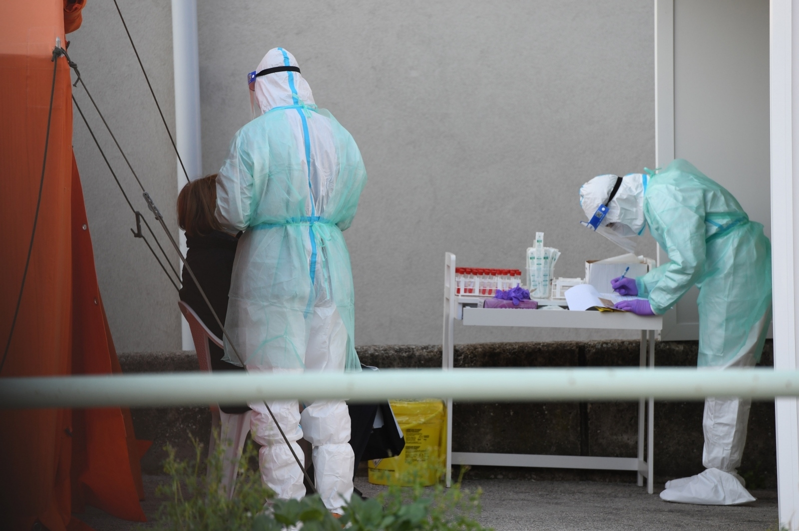 Stožer: 1373 nova slučaja od 10.106 testiranih. Umrlo 15 ljudi, na respiratoru 89