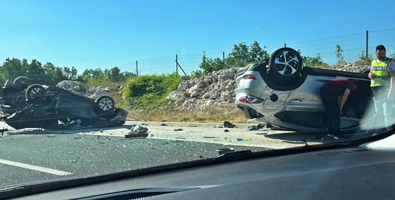 Teška prometna na autocesti A1 kod Splita. Dva auta na krovu