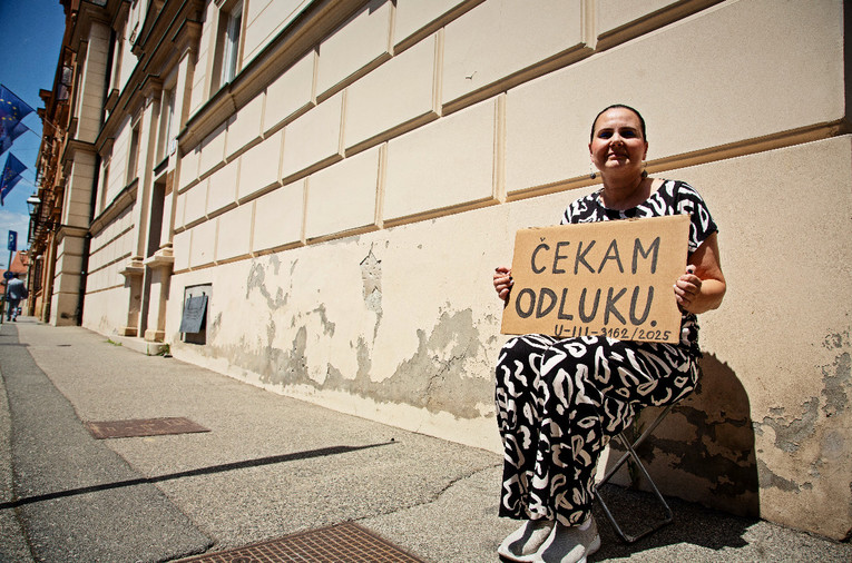 Zviždačica Cvrtila sjedila ispred Ustavnog suda. "ČEKAM ODLUKU"