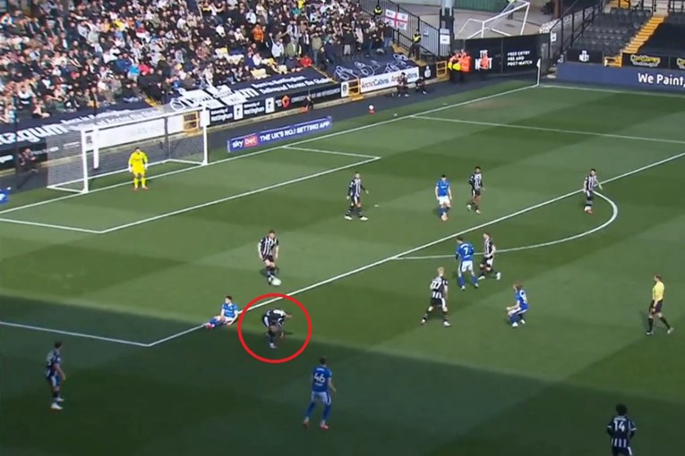 VIDEO Nogometašu ispala kopačka. Uslijedio je bizaran crveni karton za Engleza