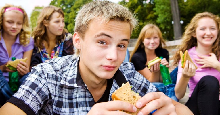 Tinejdžeri jedu puno krumpira i piletine, a malo voća i povrća, tvrdi istraživanje