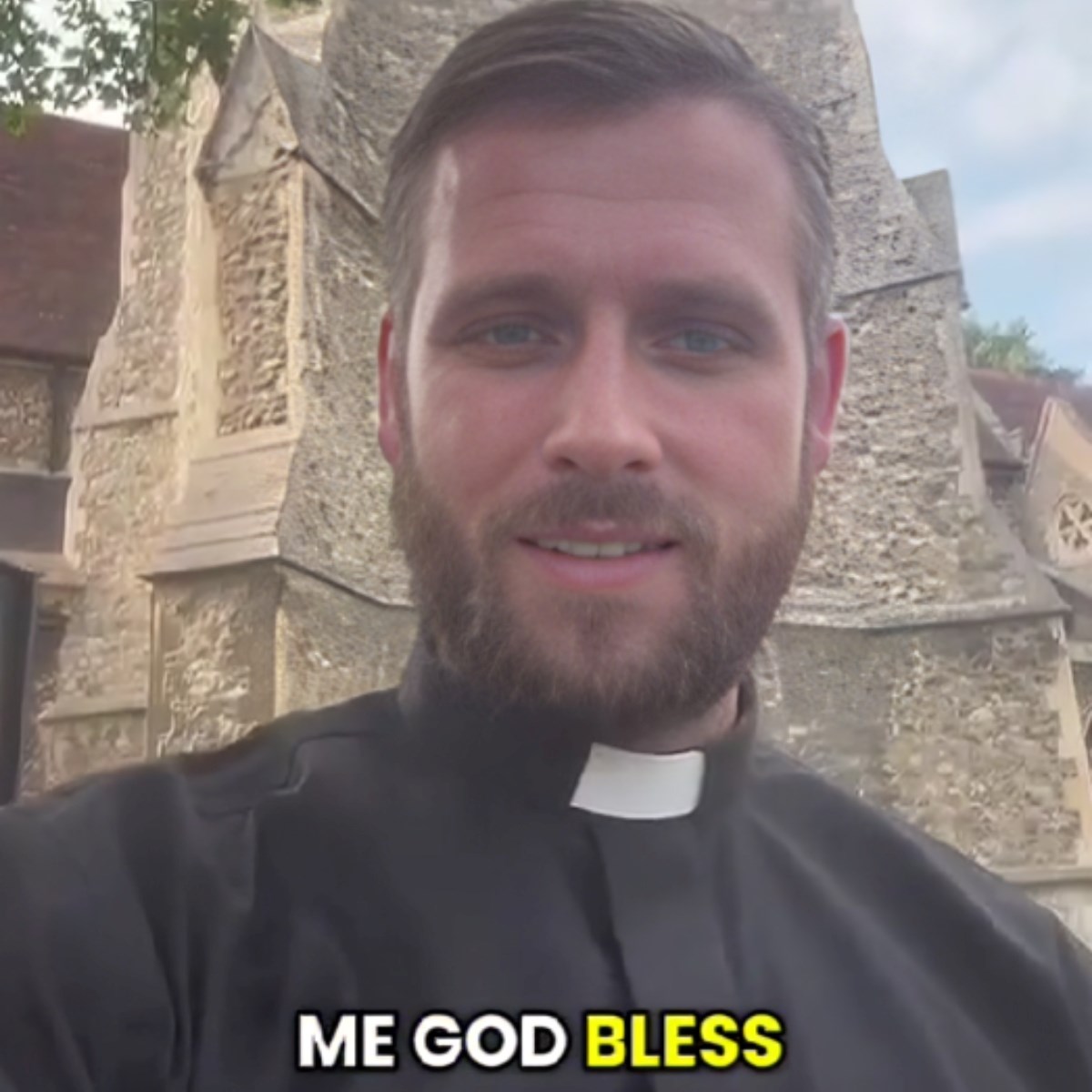 Zgodni svećenik iz Londona na TikToku pozvao na misu pa zaludio milijune žena