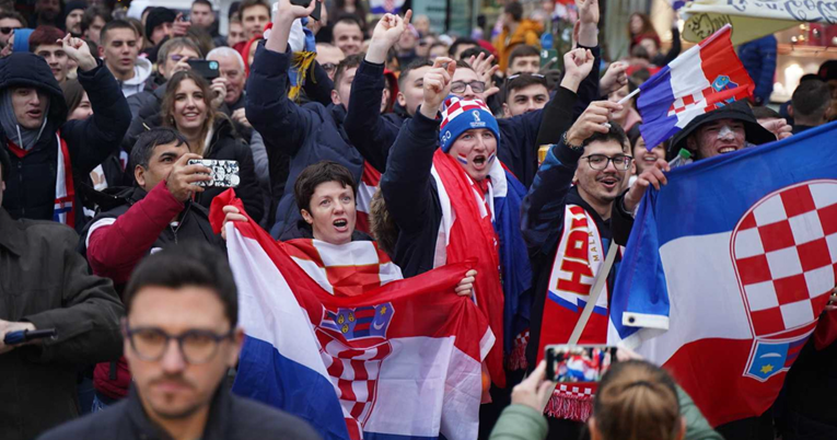 FOTO I VIDEO Ovakva je bila atmosfera u Zagrebu tijekom utakmice, palile se baklje