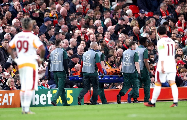 Napadač Galatasaraya koji je pod kisikom iznesen s terena mora na operaciju