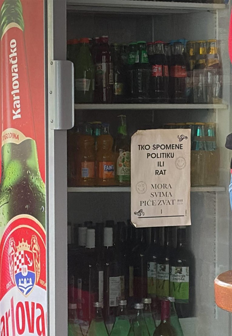 Natpis u kafiću u Vrbovskom: "Tko spomene politiku ili rat, mora svima zvati piće"