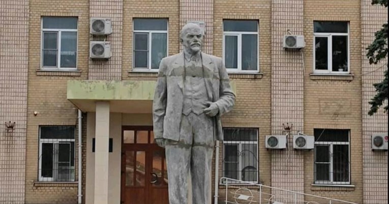 Rusi u okupiranom gradu postavili spomenik Lenjinu