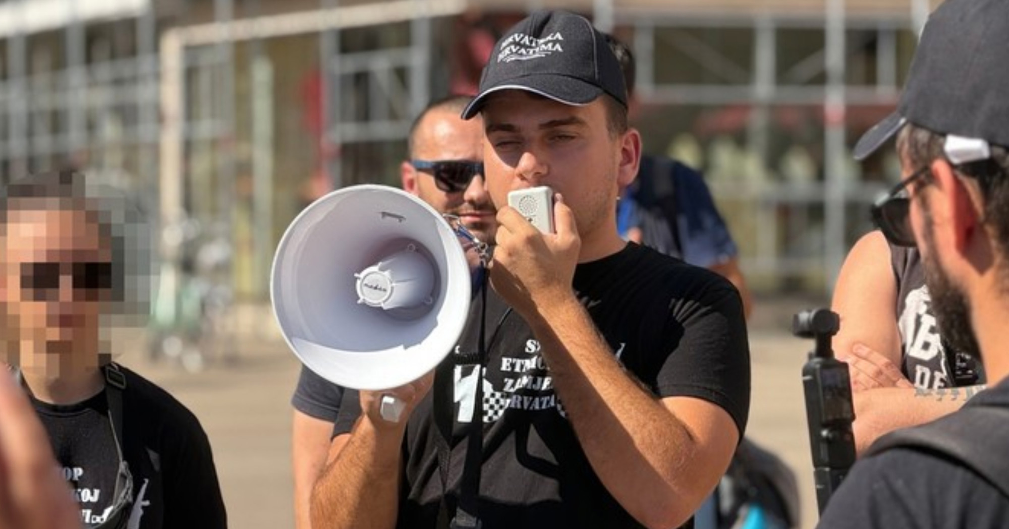 Onaj tip koji je kažnjen zbog HOS-ove zastave sad je kažnjen zbog laži o migrantima