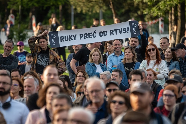 Slovački premijer želi ugasiti javnu televiziju, Slovaci izašli na ulice
