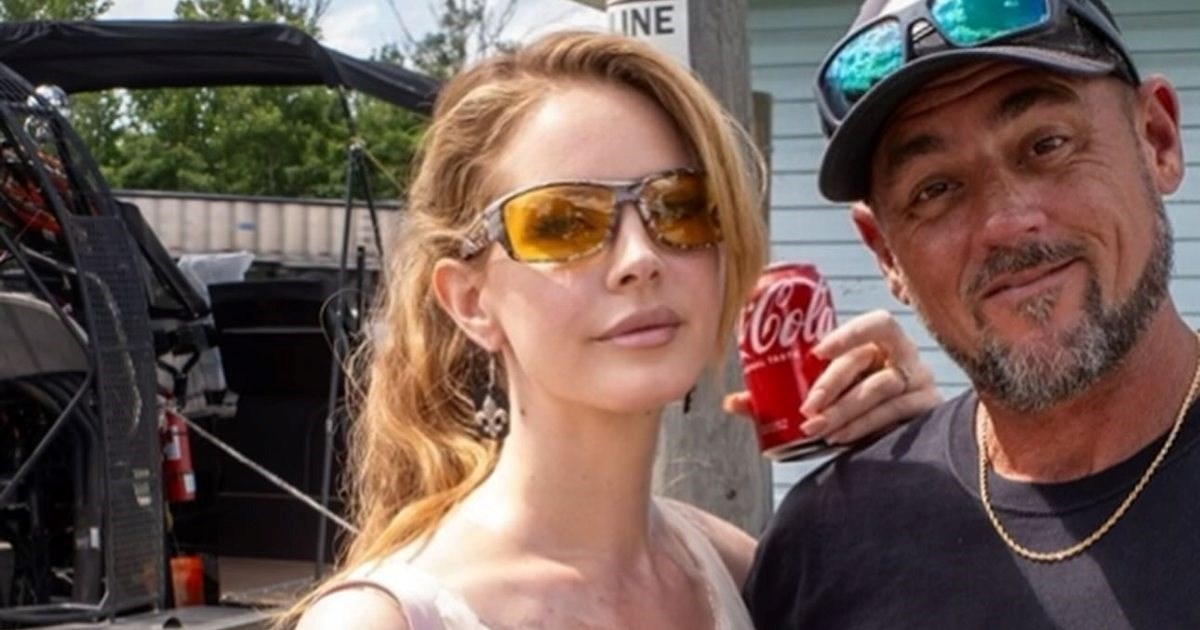 Lana Del Rey izgleda glamurozno i dok plovi močvarom