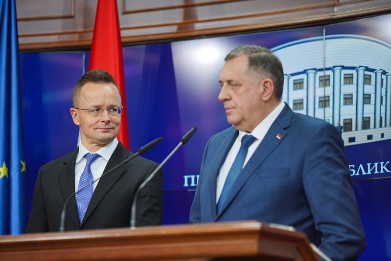 Szijarto trebao vojnim helikopterom doći u RS, ministar obrane BiH zabranio let