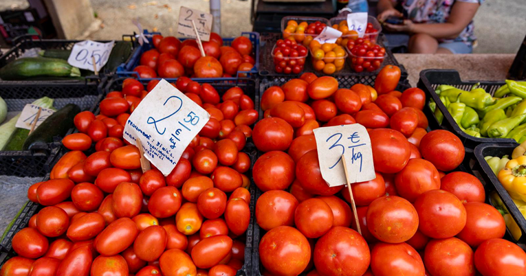 Udbina odredila da na štandovima mogu prodavati samo lokalci. Agencija: Ne može tako