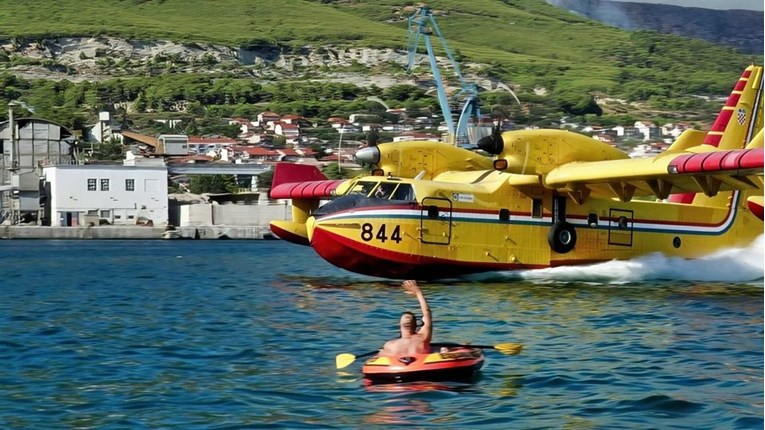 Muškarac u gumenjaku mahnuo pilotu kanadera u Solinu pa se iznenadio njegovim potezom