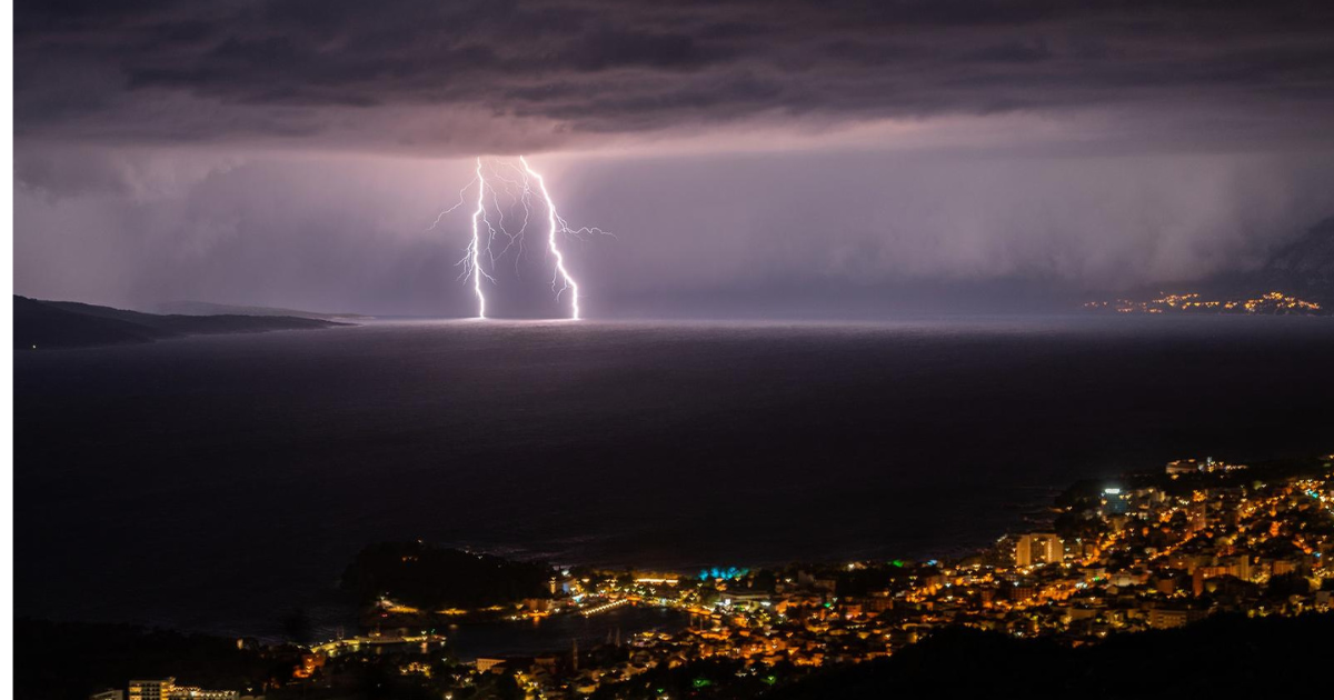 FOTO Ovako je sinoć izgledalo nebo iznad Dalmacije