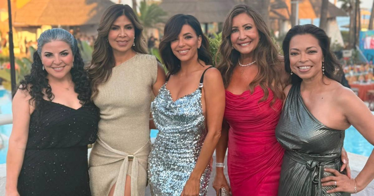 Eva Longoria zablistala u srebrnoj haljini koja ističe figuru, pronašli smo slične